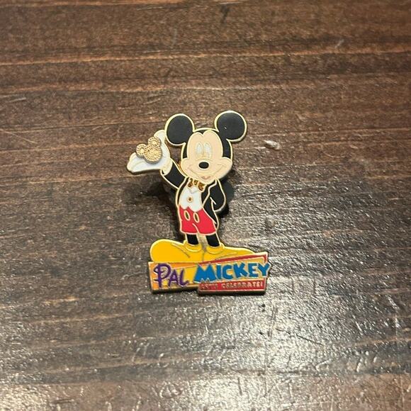 Disney Disneyland‎ 2005 Parks Pal Mickey Game Special Edition Mickey Mouse Pin - Picture 1 of 4